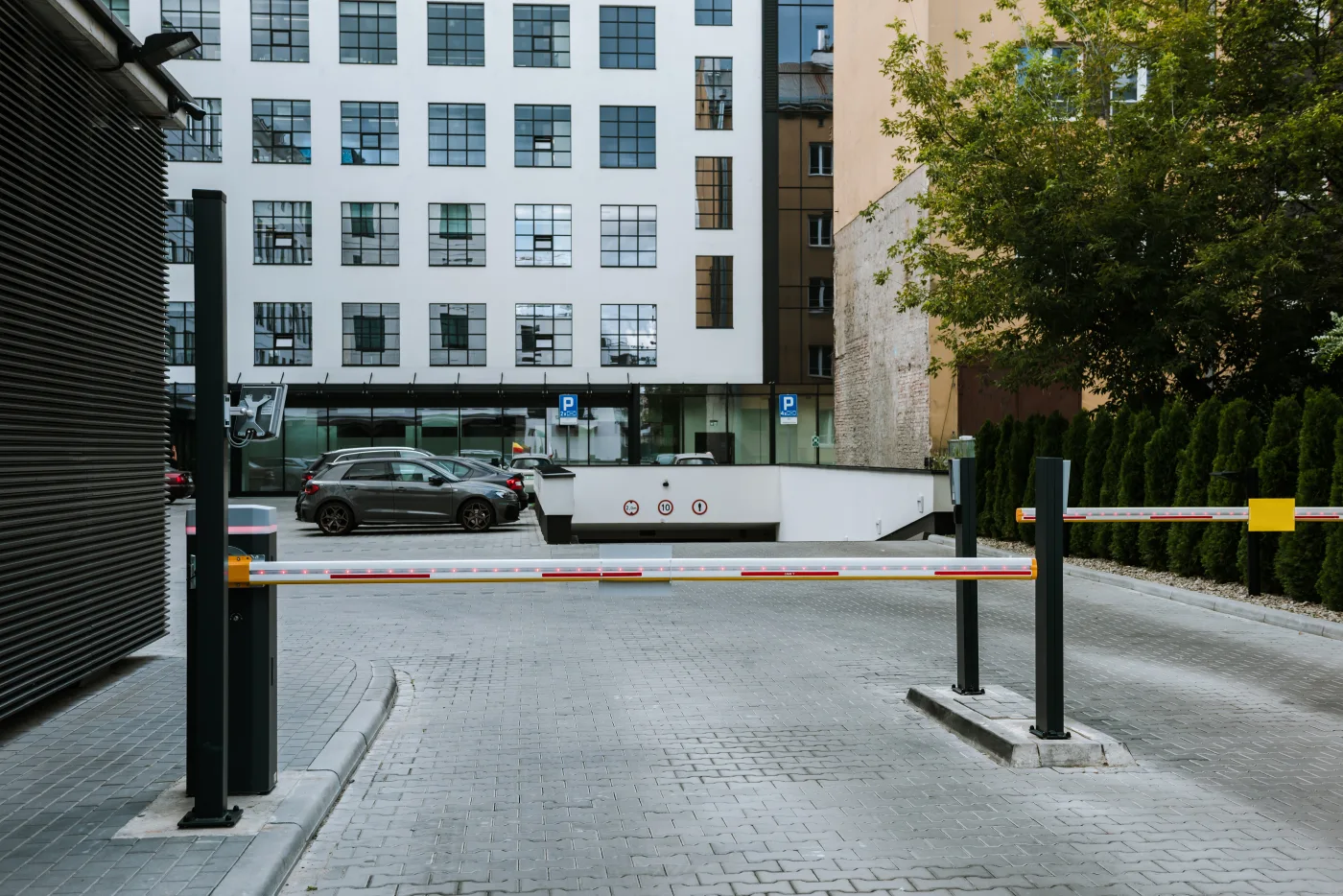 Barrière automatique à l'entrée du parking d'une résidence
