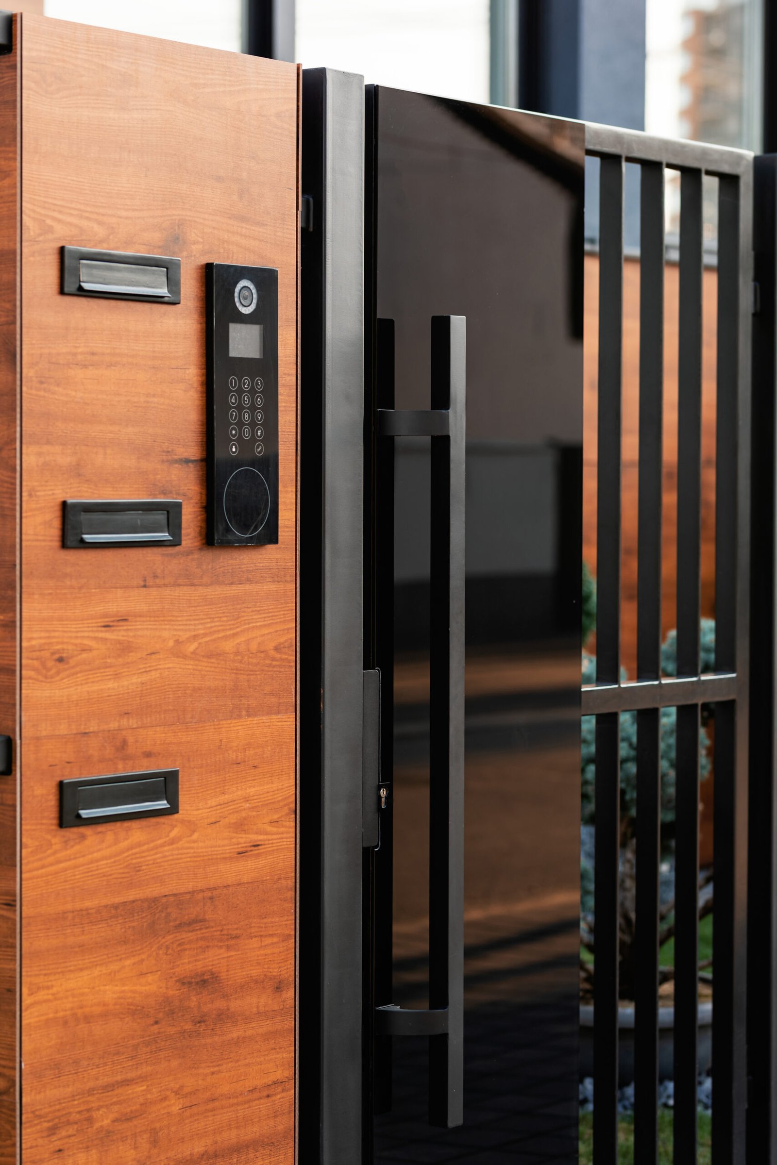 Portail d'entrée résidentiel avec interphone et boîtes aux lettres