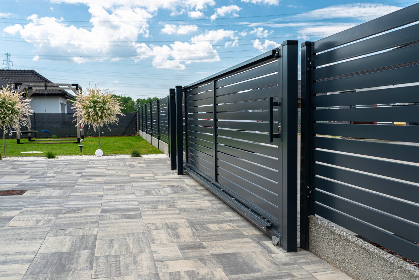 Portail coulissant en aluminium anthracite devant une maison