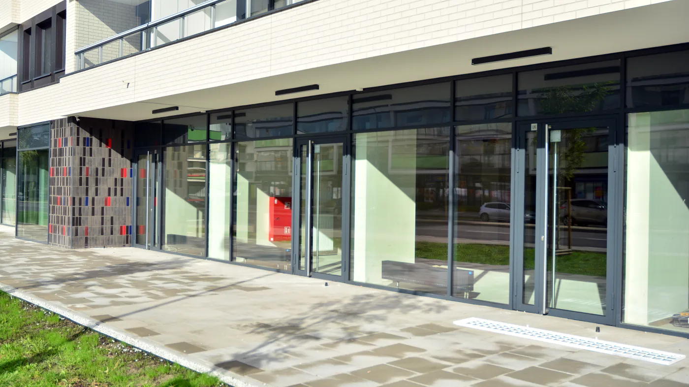 Façade vitrée avec portes coulissantes automatiques ouvertes