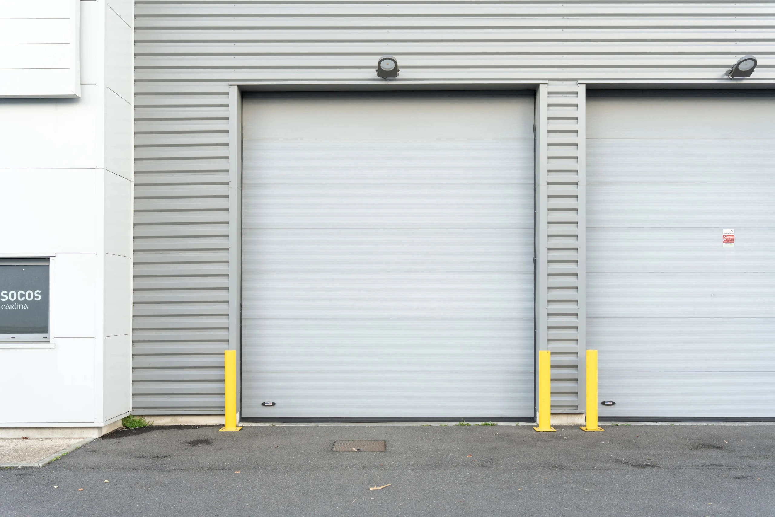 SIFA Automatismes : deux portes sectionnelles industrielles