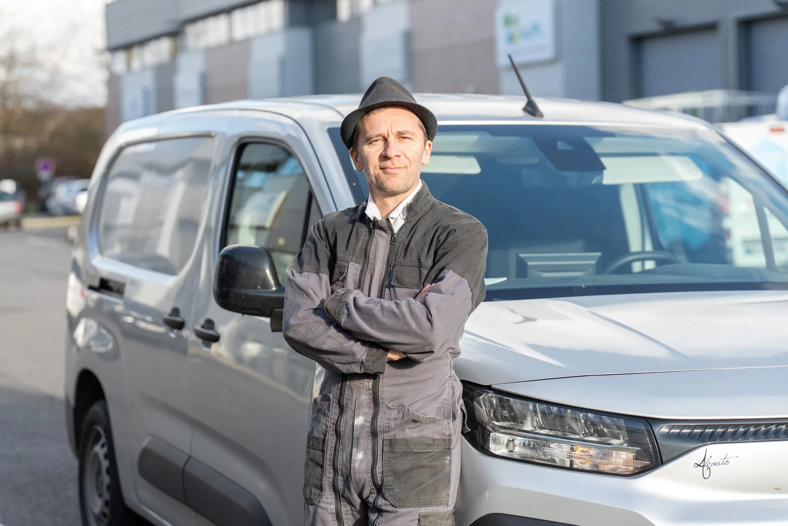 SIFA Automatismes : technicien devant le fourgon d'intervention