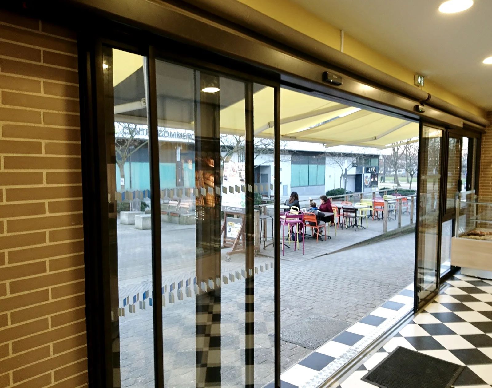 Porte automatique coulissante grande largeur en entrée de commerce