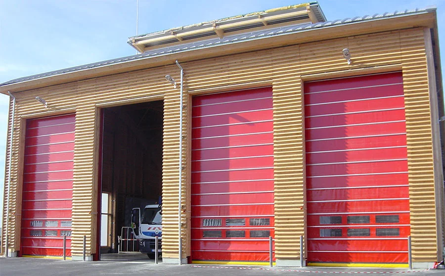 Portes souples rapides sur un bâtiment industriel
